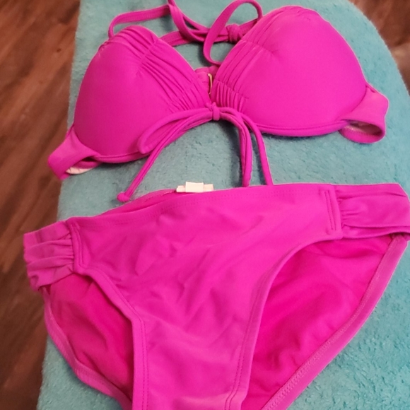 Bikini - Picture 1 of 4